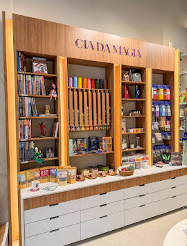 Balcão da Cia da Magia com incensos e produtos esotéricos