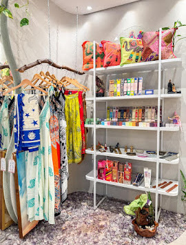 Roupas, livros e produtos esotéricos na Cia da Magia